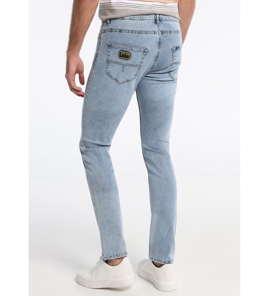 Calça jeans Lois Jeans, modelo slim fit, cor azul desbotada.