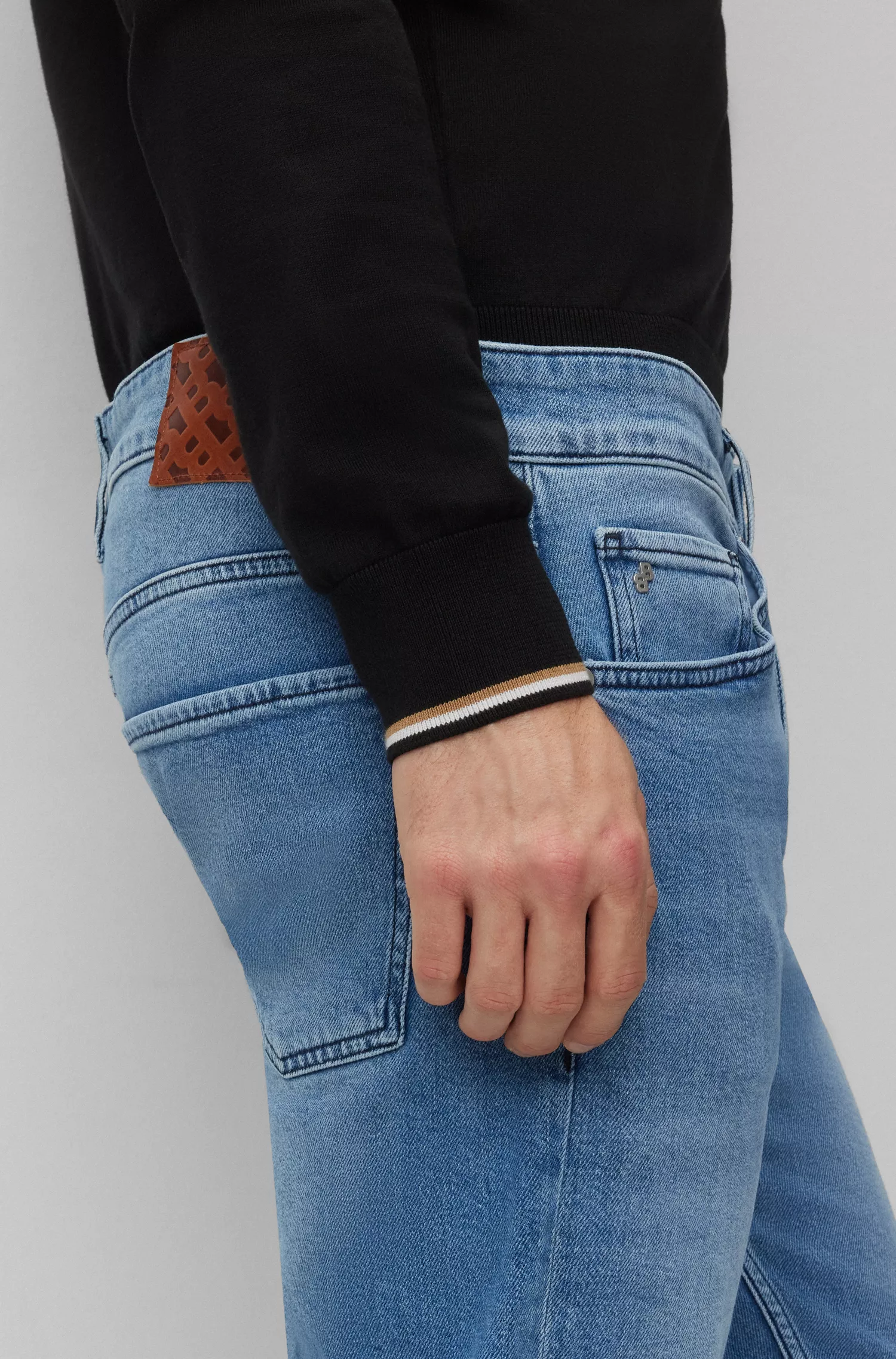 Calça jeans BOSS preta, corte afunilado, em denim azul vibrante com elasticidade confortável.