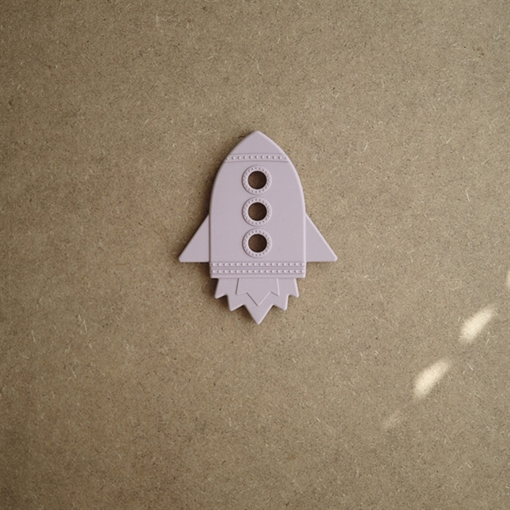 Bidering Rocket Soft Lilac - Mushie → Luksusbaby.dk