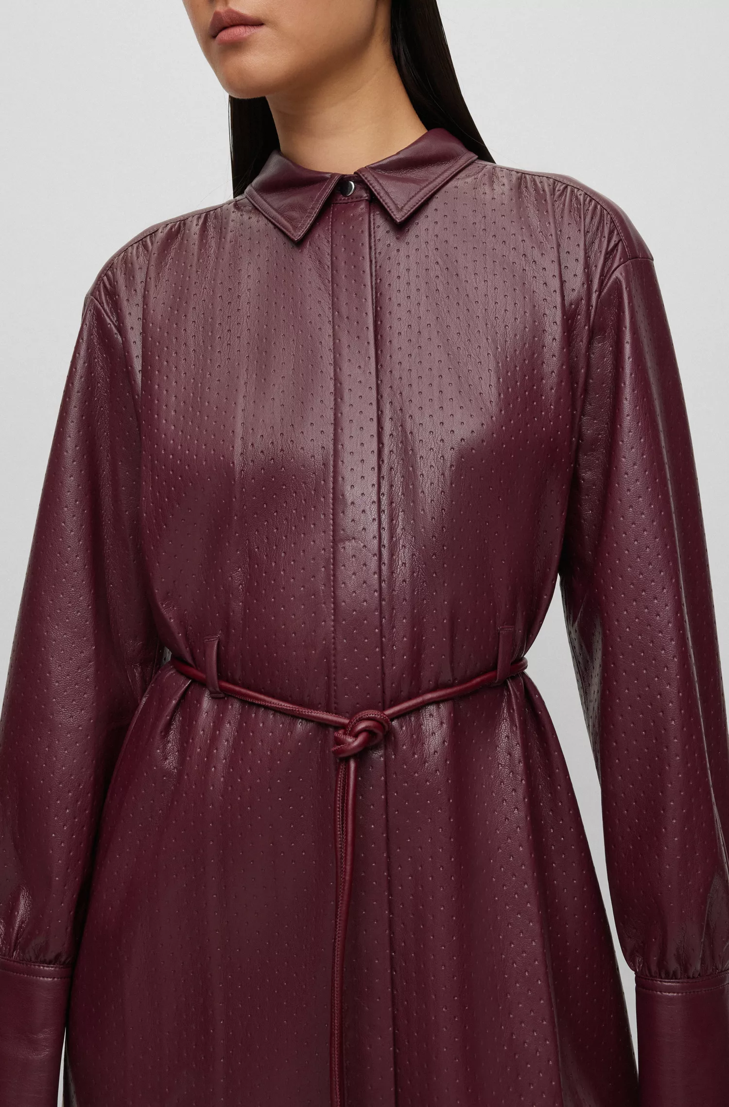 Vestido camisa BOSS preto, modelagem relaxada, em tecido texturizado.