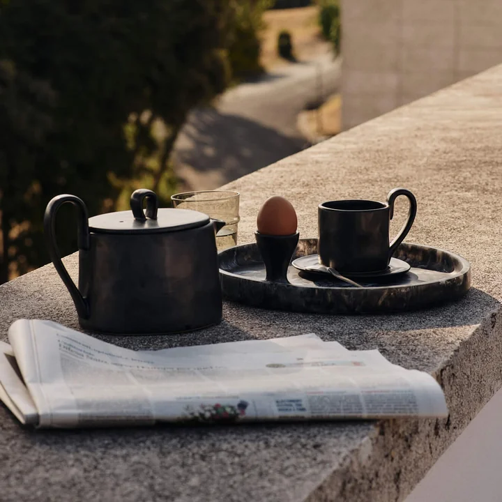 Ferm Living - Flow Tasse mit Untertasse, schwarz
