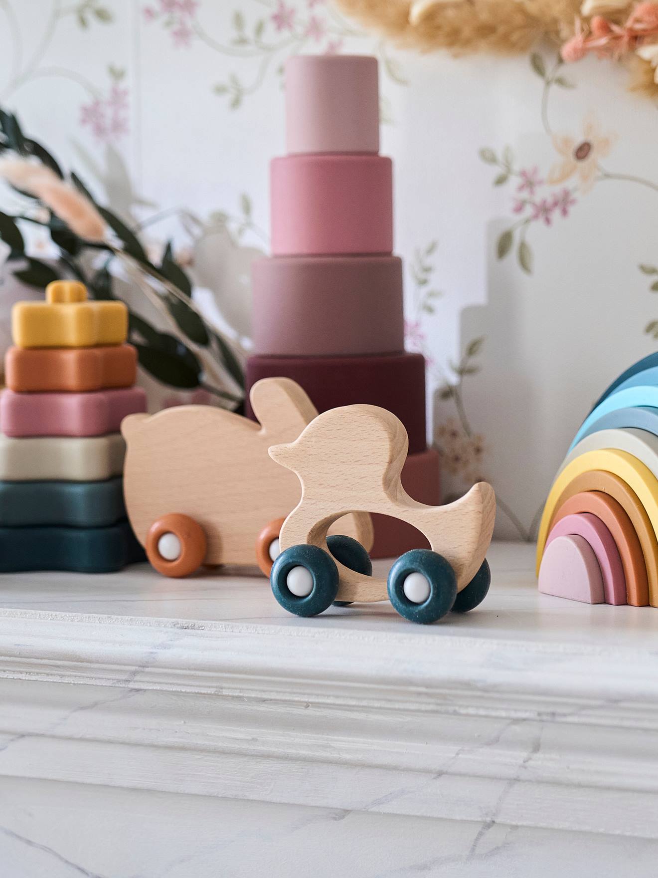 Conjunto de 2 animais de madeira e silicone com rodinhas, cor laranja escuro lisa.