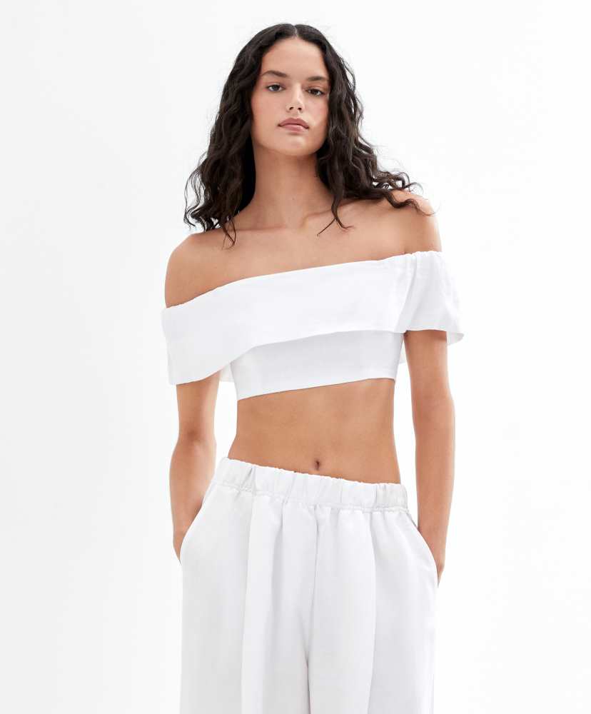 Blusa de linho com ombros à mostra