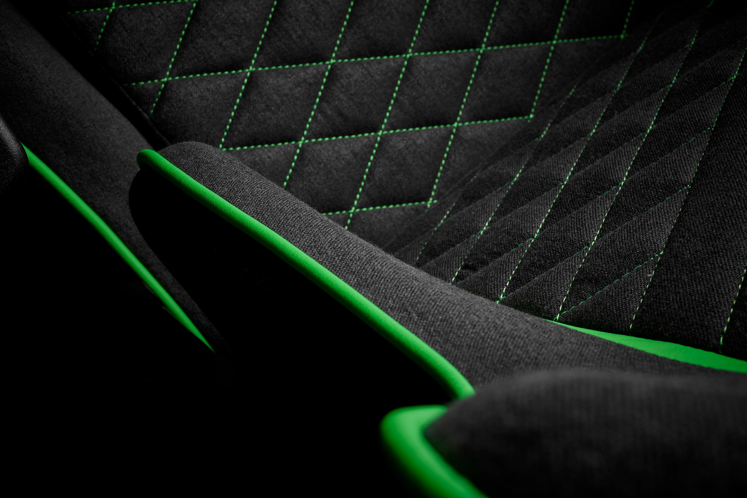 RAZER Gaming-Stuhl »by ZEN TAROK PRO X« () 3D Armlehnen, Metallrahmen, ergonomisch, 130 kg Tragkraft, 60mm Rollen