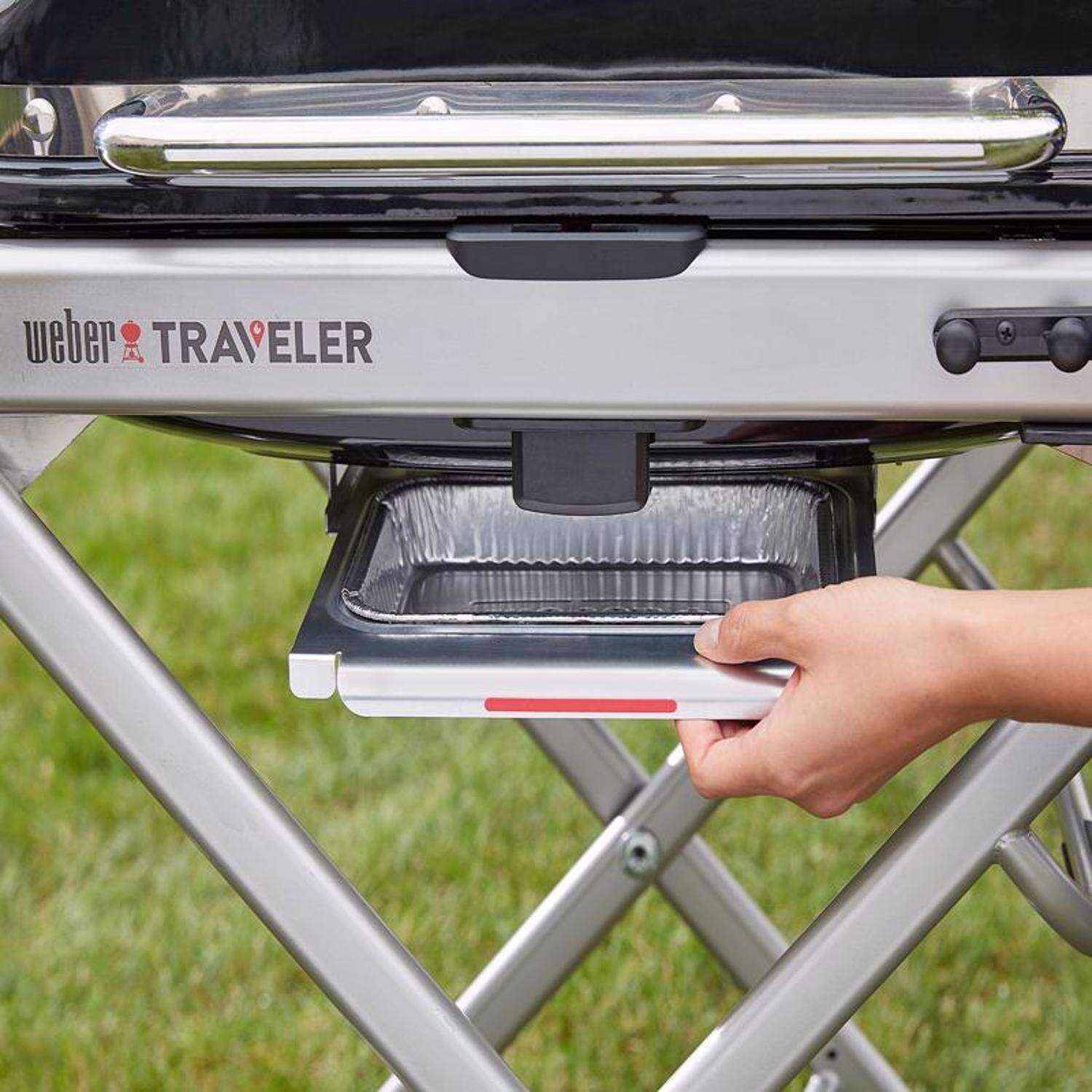 Churrasqueira portátil Weber Traveler com 1 queimador a gás propano líquido, preta.