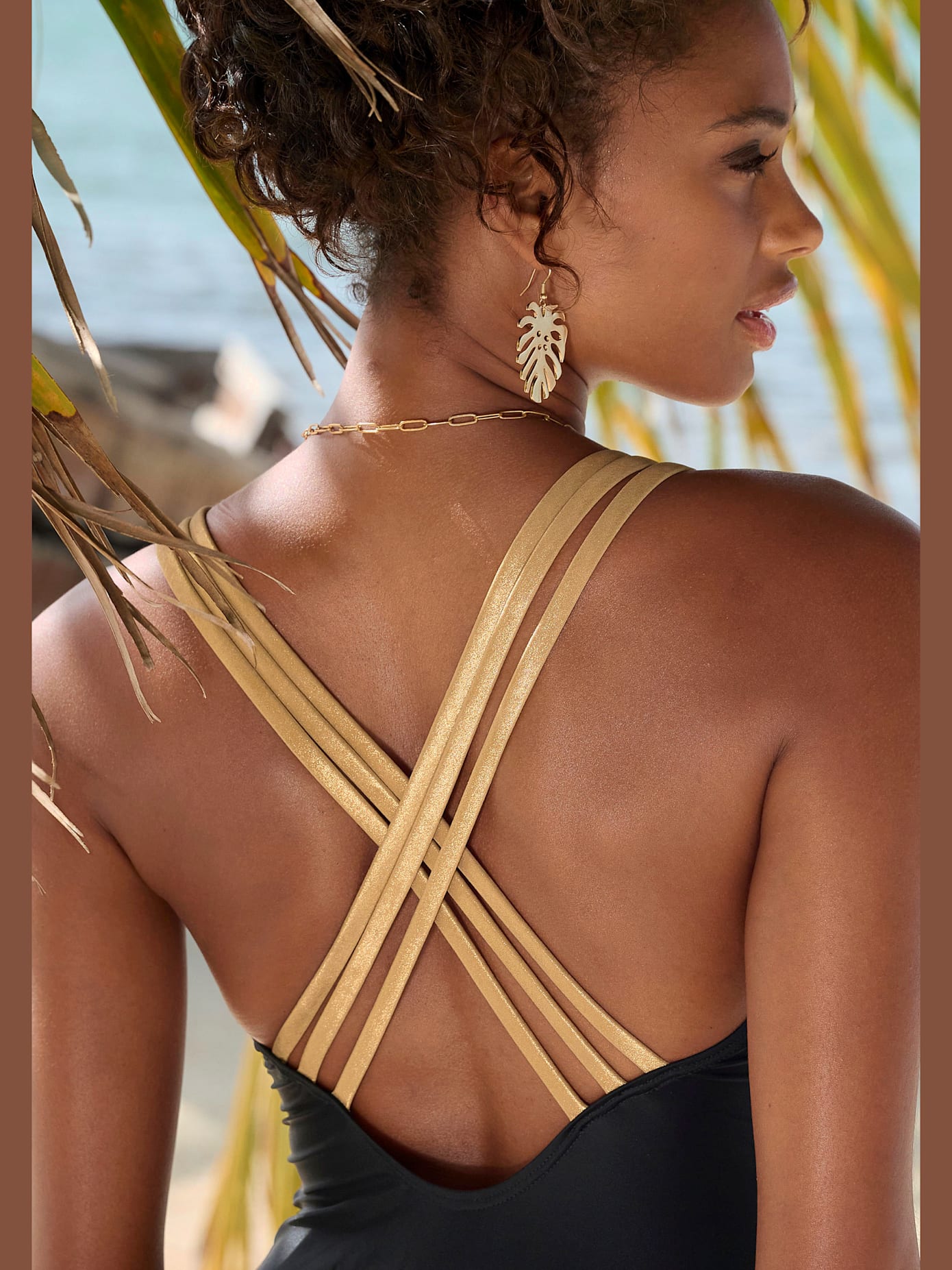 Maillot de bain couleur unie avec empiècements couleur or