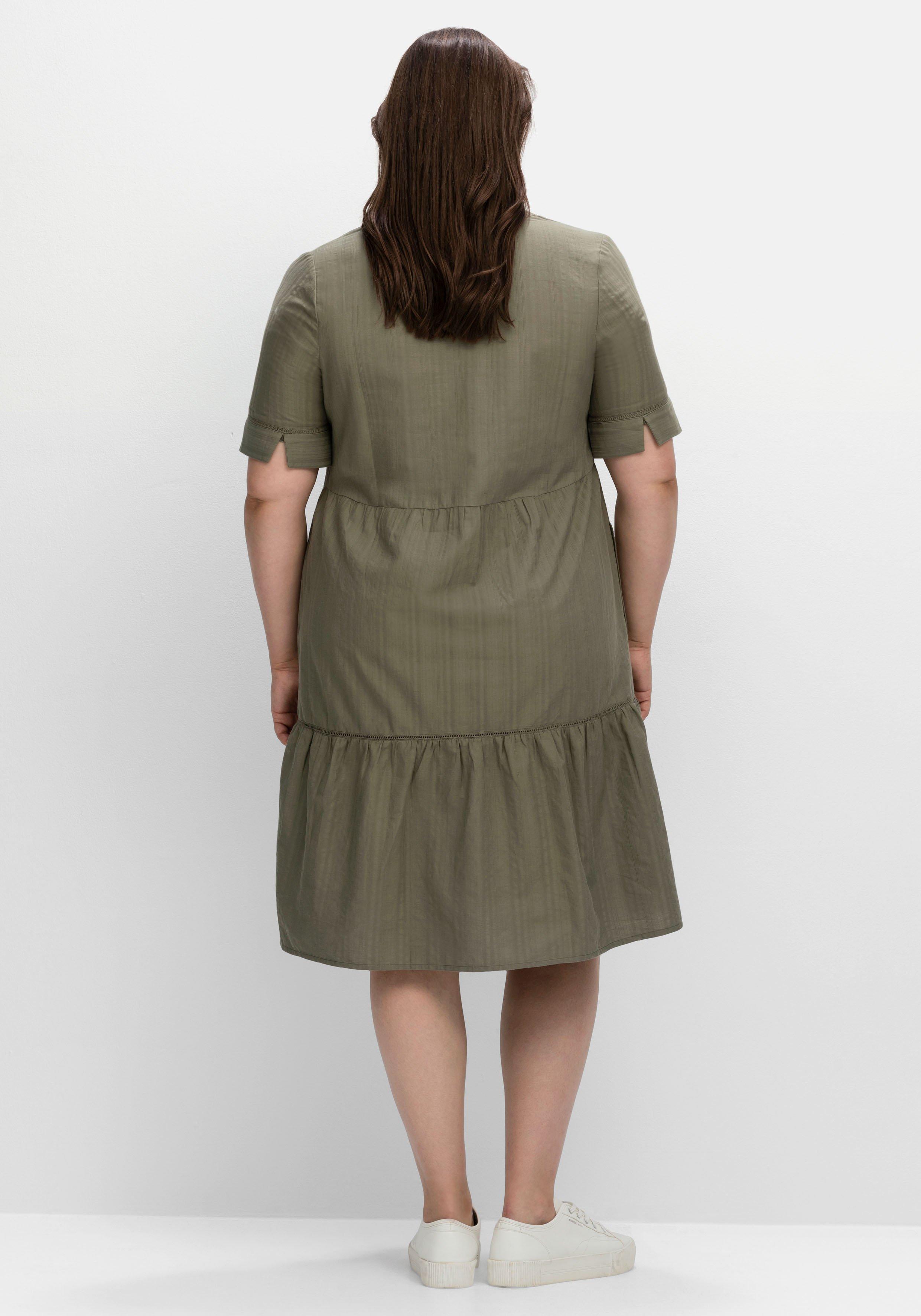 Kleid in Stufenoptik mit Lochmusterdetails
