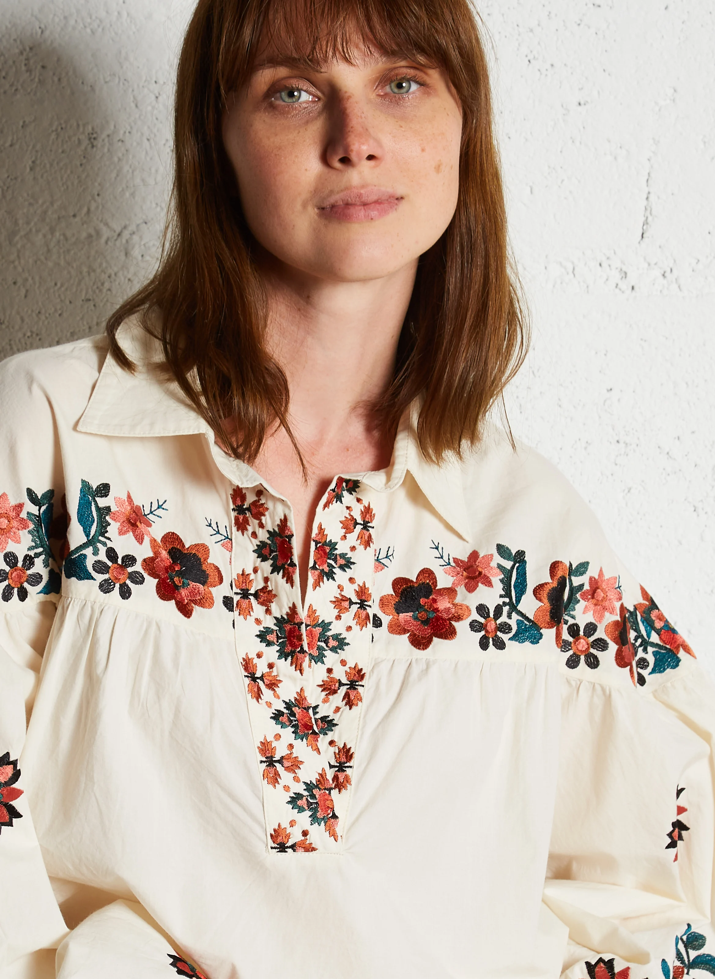 SERENA - Blouse col classique ample en coton brodé | Beige