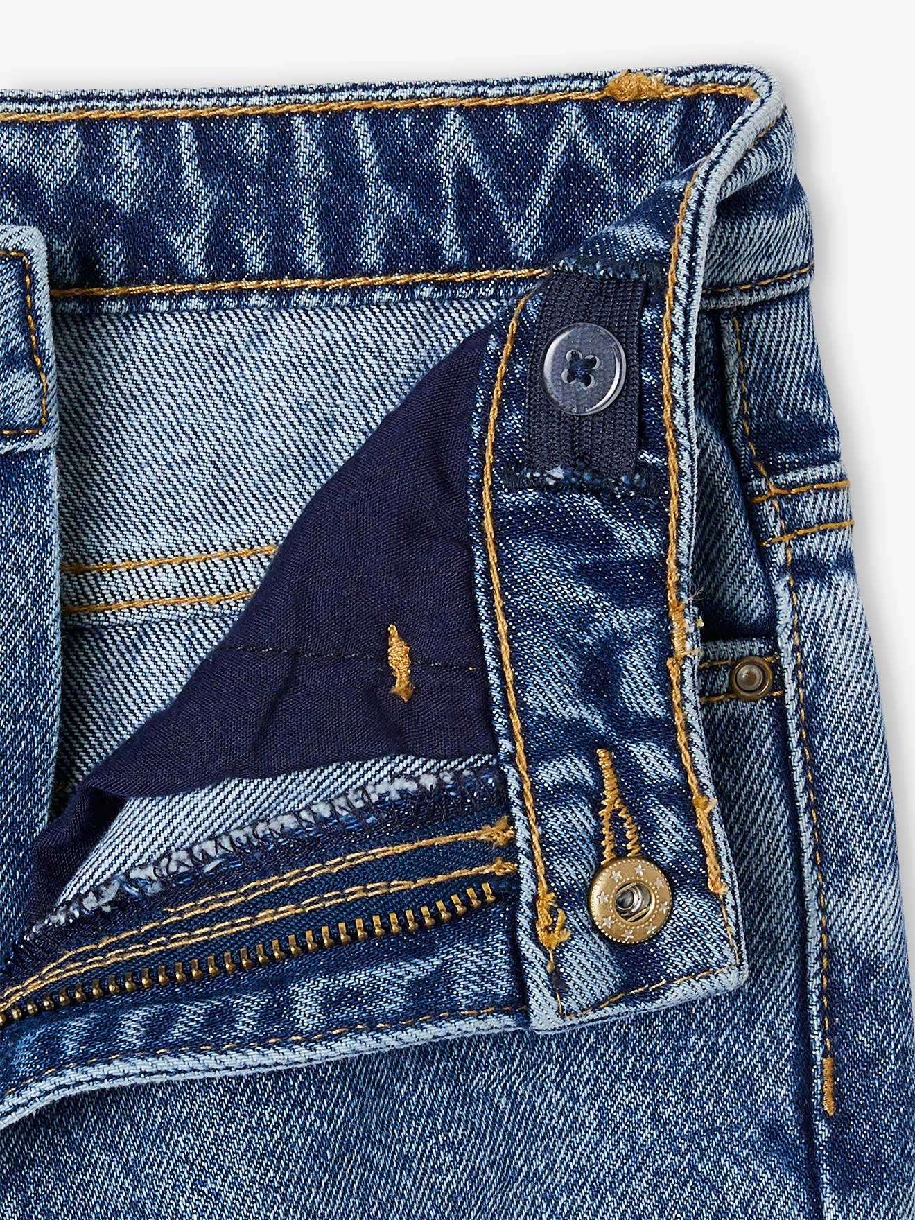 Calça jeans folgada estilo boyfriend para uma garota que curte maconha.