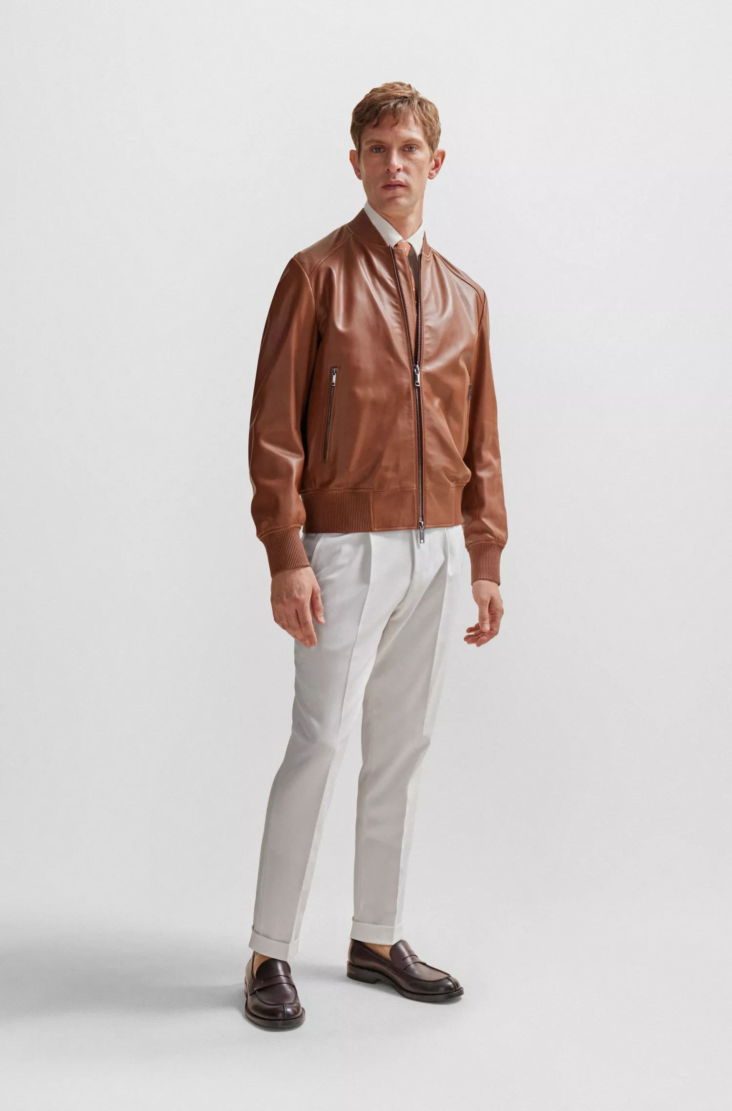 Jaqueta bomber BOSS cor camelo, corte regular, em couro de carneiro.
