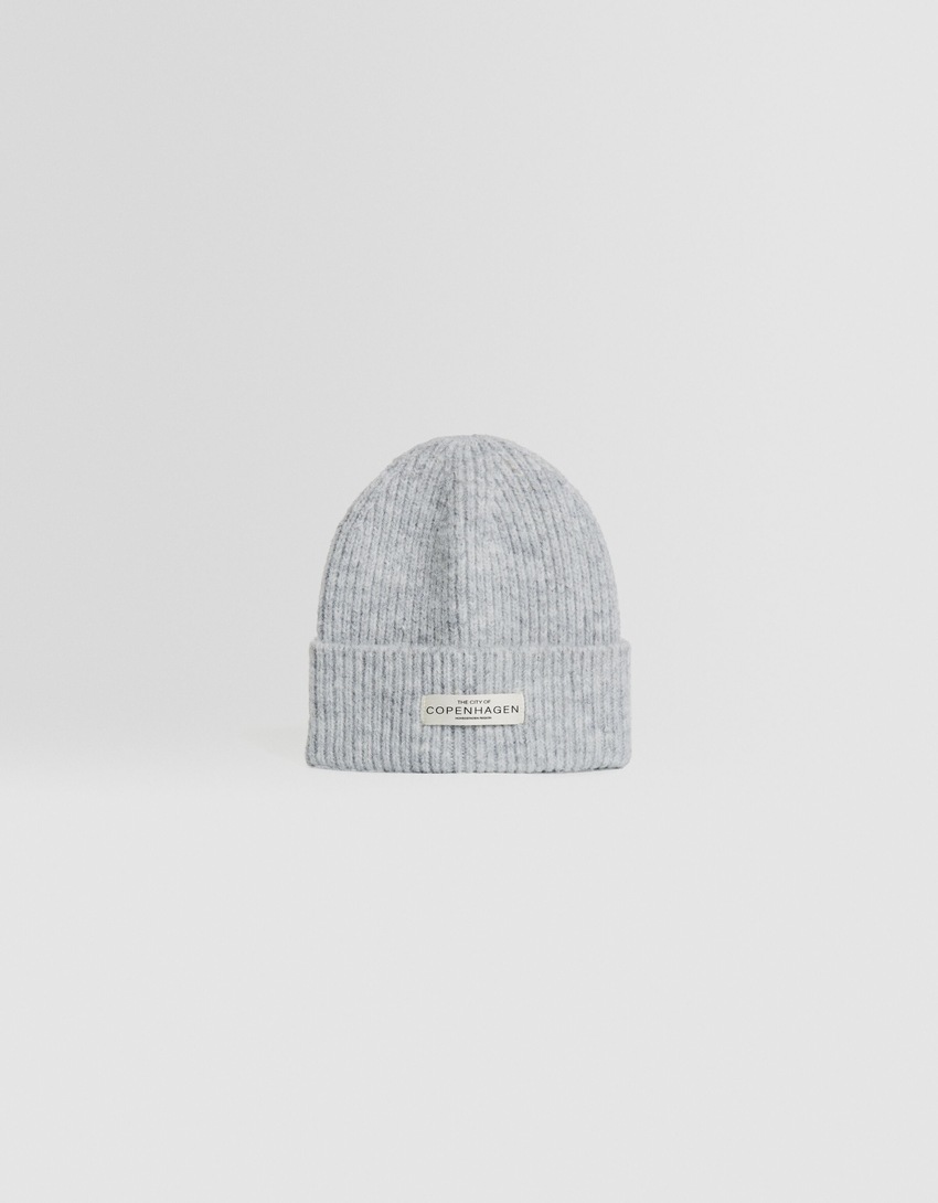 Gorro com etiqueta