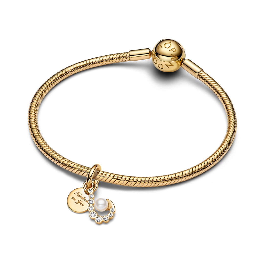 Pandora Gold Moments Haken mit lackierter Perle Charm-Anhänger