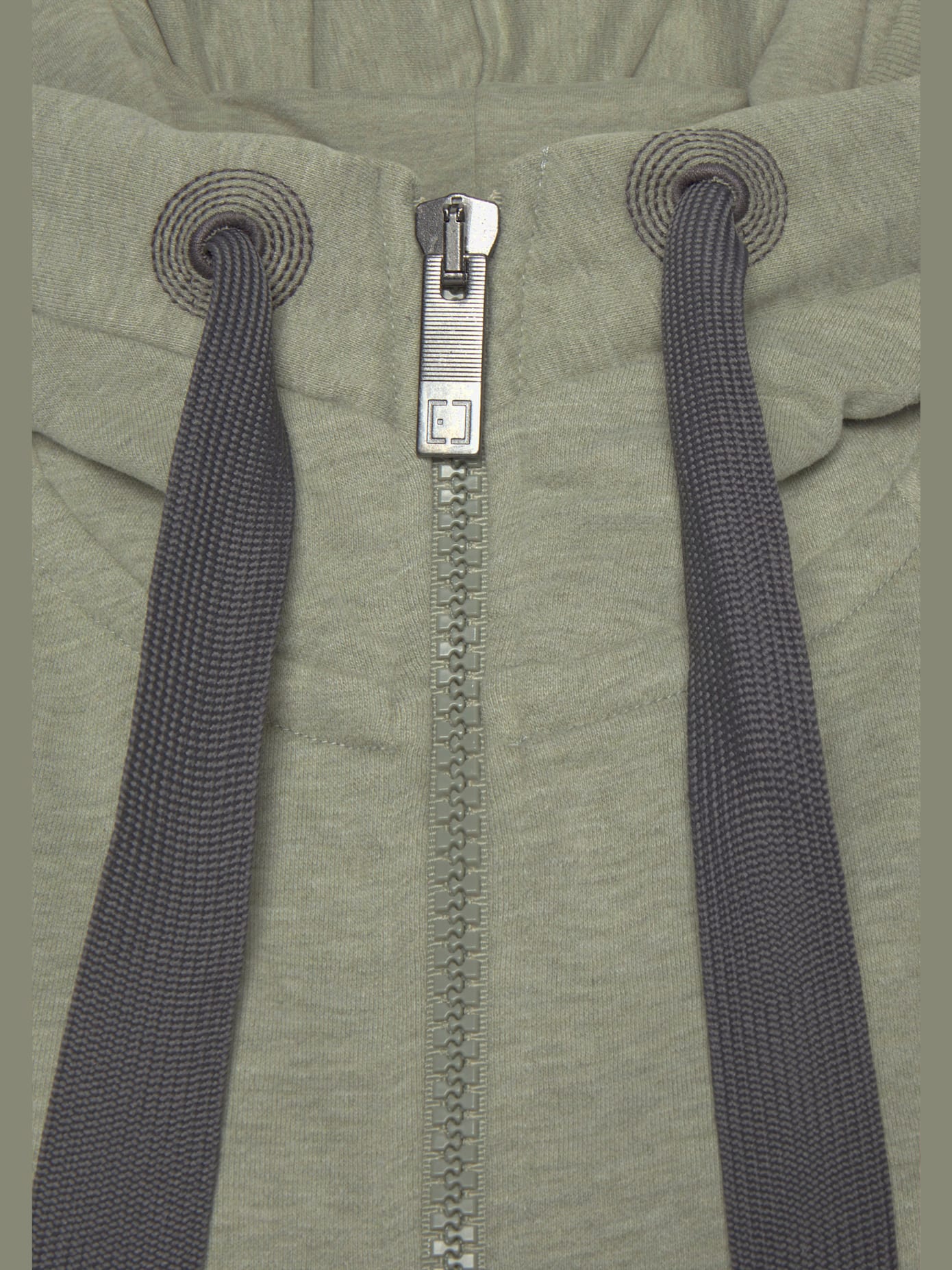 Veste à capuche grande capuche avec coulisse