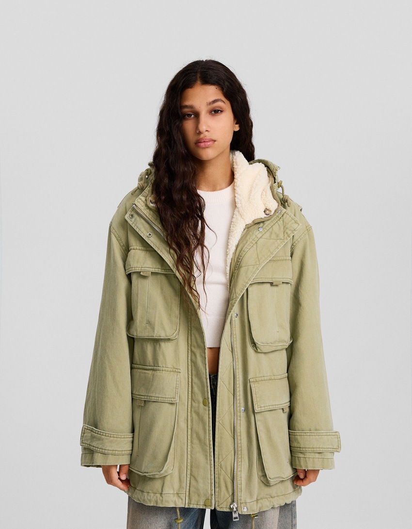Parka comprida de algodão com forro de imitação de pele de carneiro.