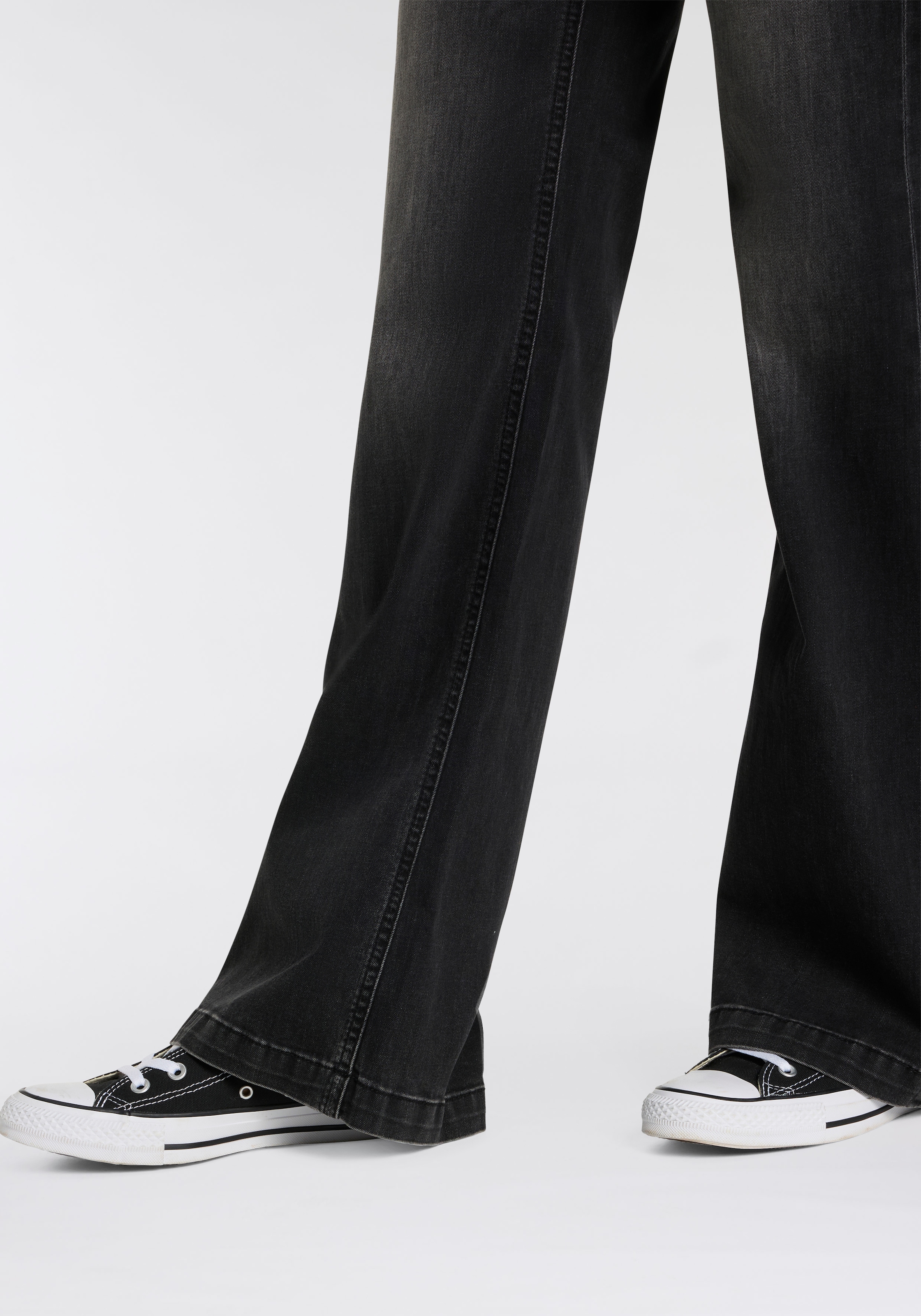 Herrlicher 5-Pocket-Jeans »Edna Denim Black Light«, Flared Fit mit Abnähern