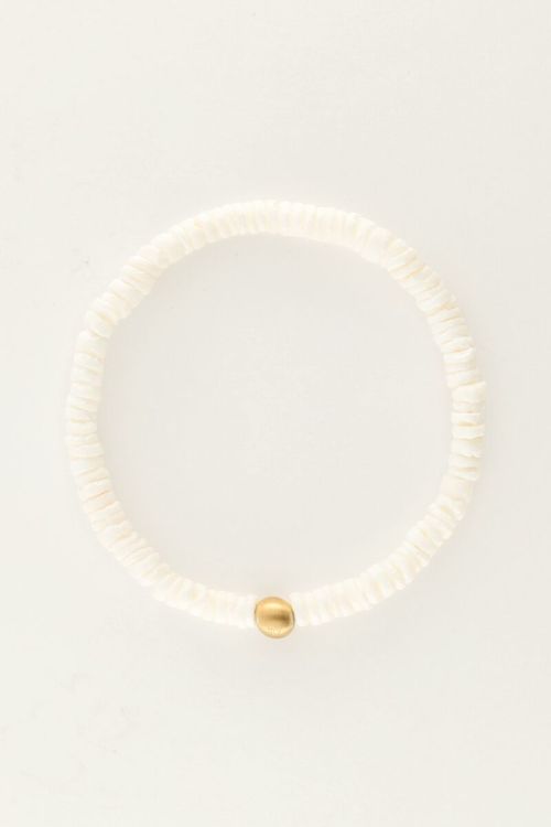 Equal armband met witte platte kralen