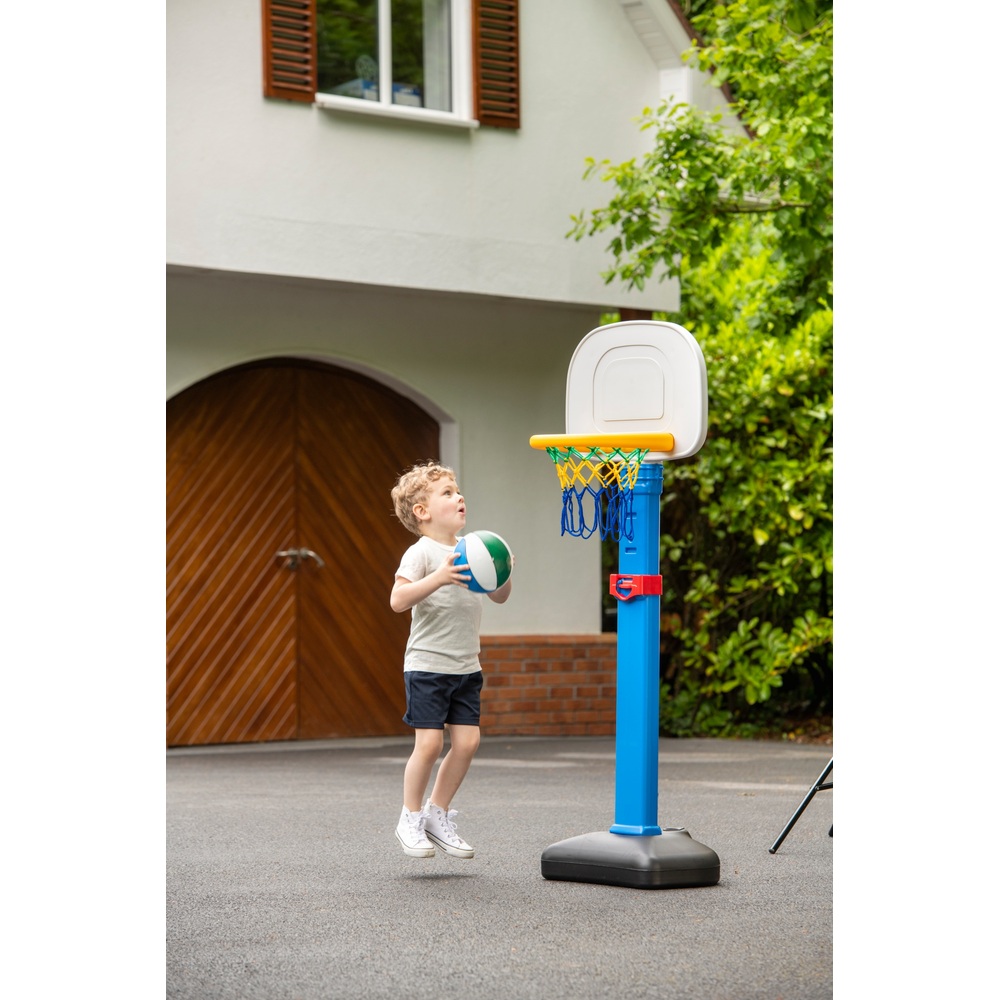 Verstellbarer Basketballständer mit Ball