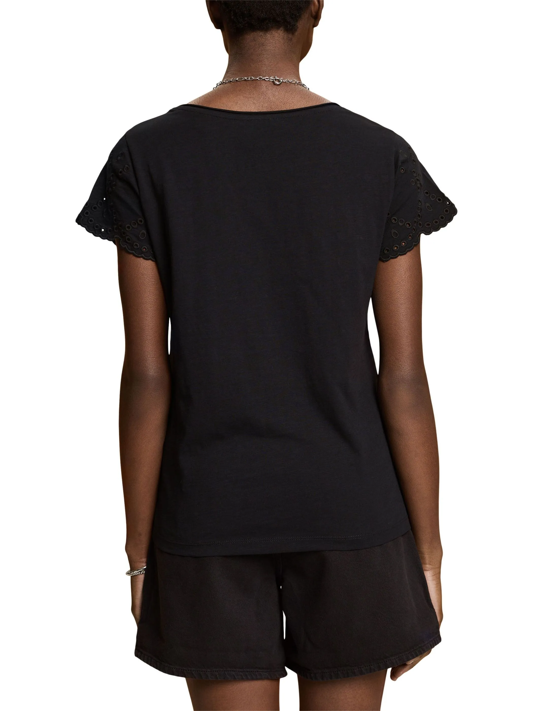 Damen Shirt mit Lochstickerei an den Ärmeln