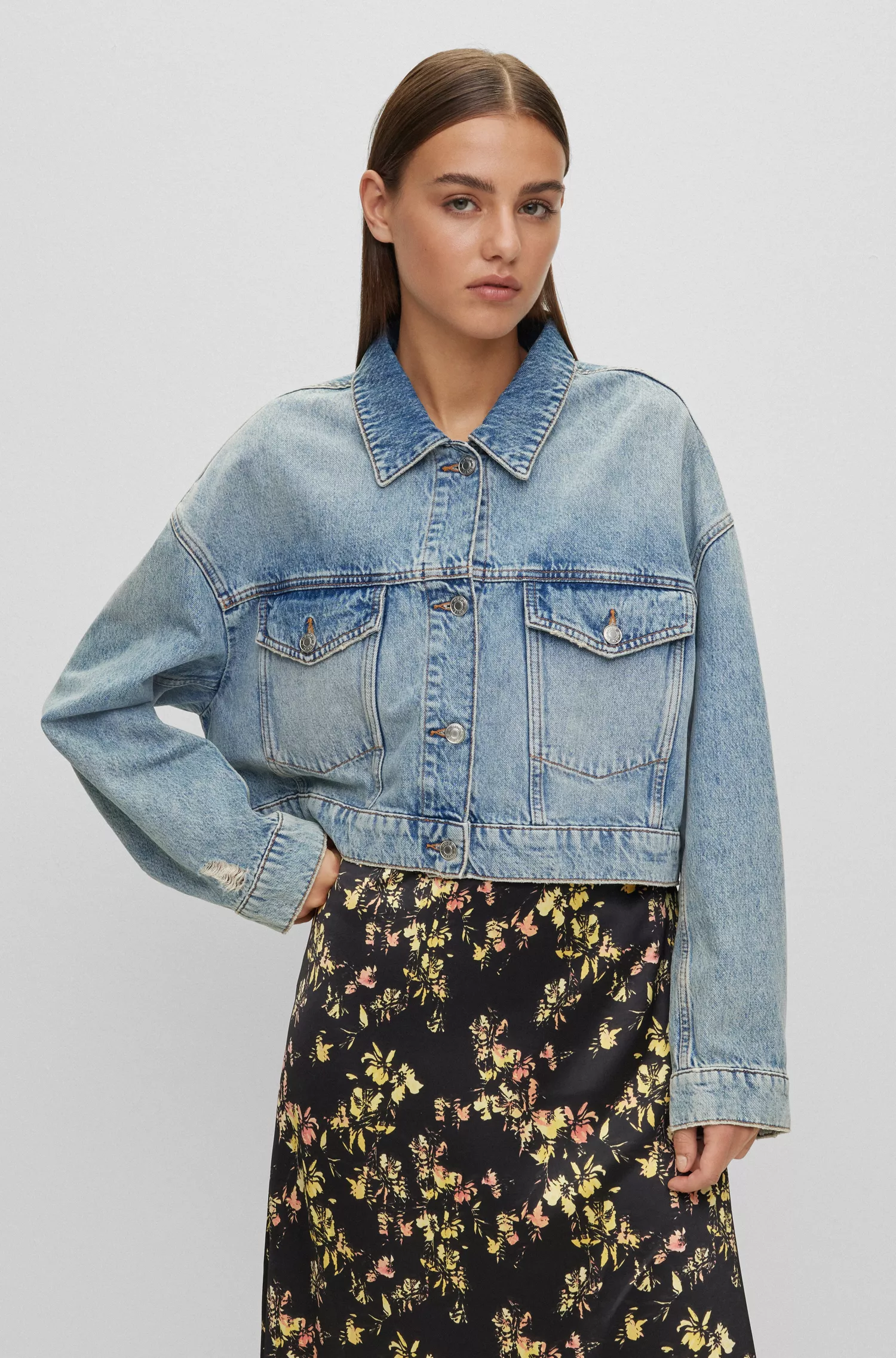 Jaqueta cropped vermelha HUGO em jeans rígido azul com detalhes em strass.
