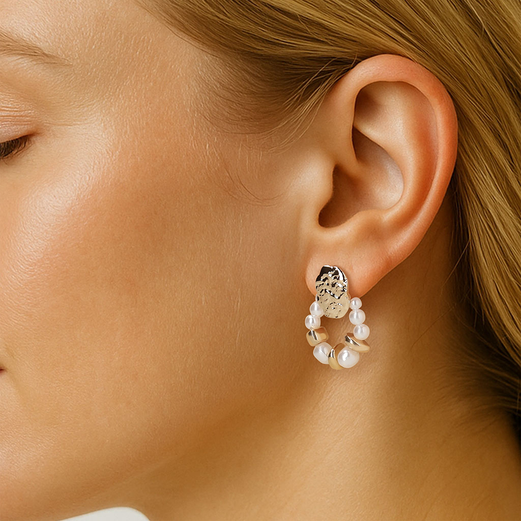 Goudkleurige oorbellen met parel details