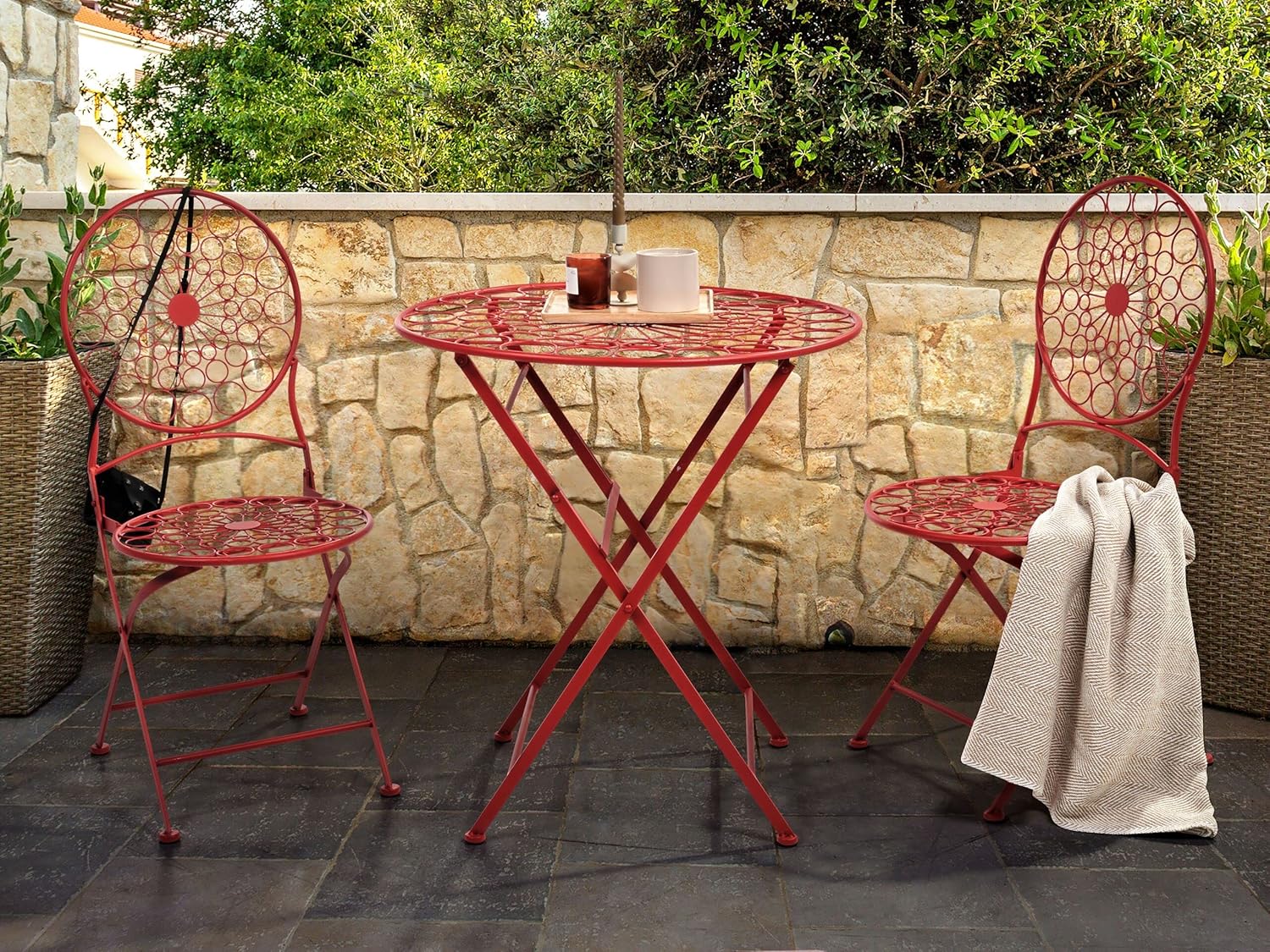 Beliani Garten Bistro Set Tisch mit 2 Stühlen zusammenklappbar Metall Provence Stil Rot Scario