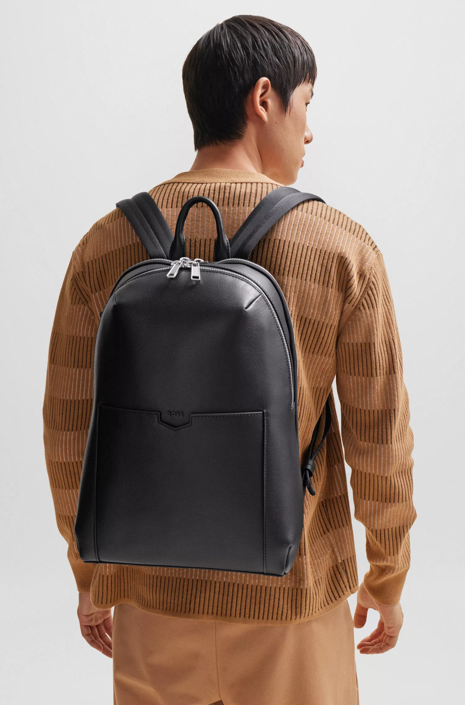 Mochila BOSS em couro preto com bolsa interna removível.