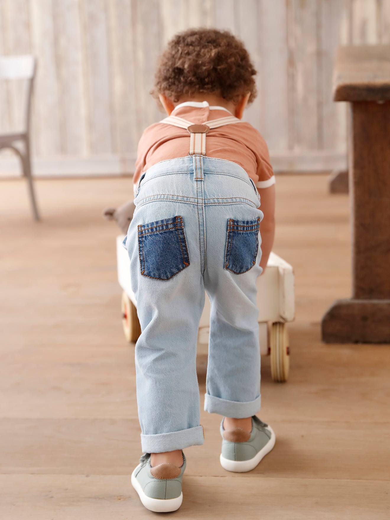 Calça jeans infantil com suspensórios removíveis, jeans desbotado