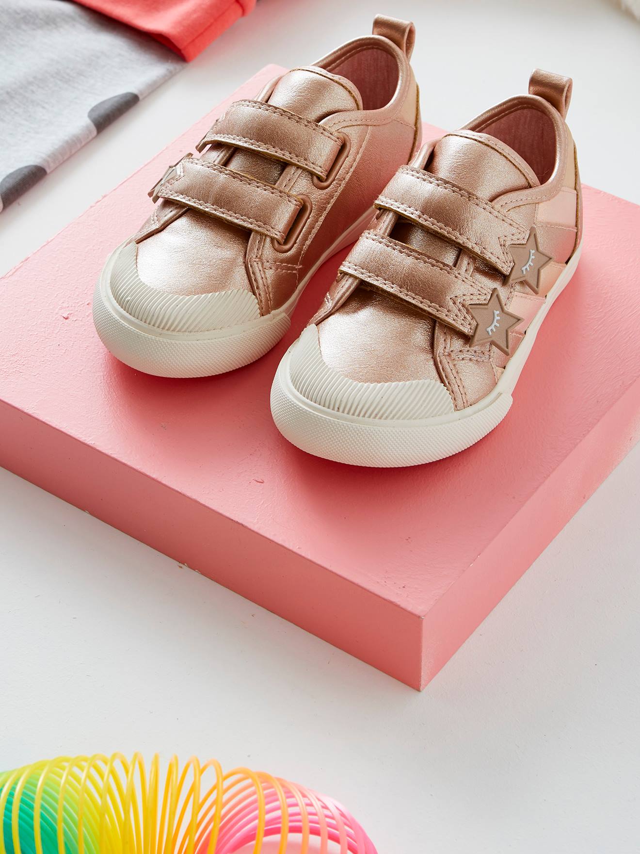 Tênis infantil feminino com fecho de velcro, ideal para pessoas com necessidades especiais que precisam de independência, rosa metálico claro.