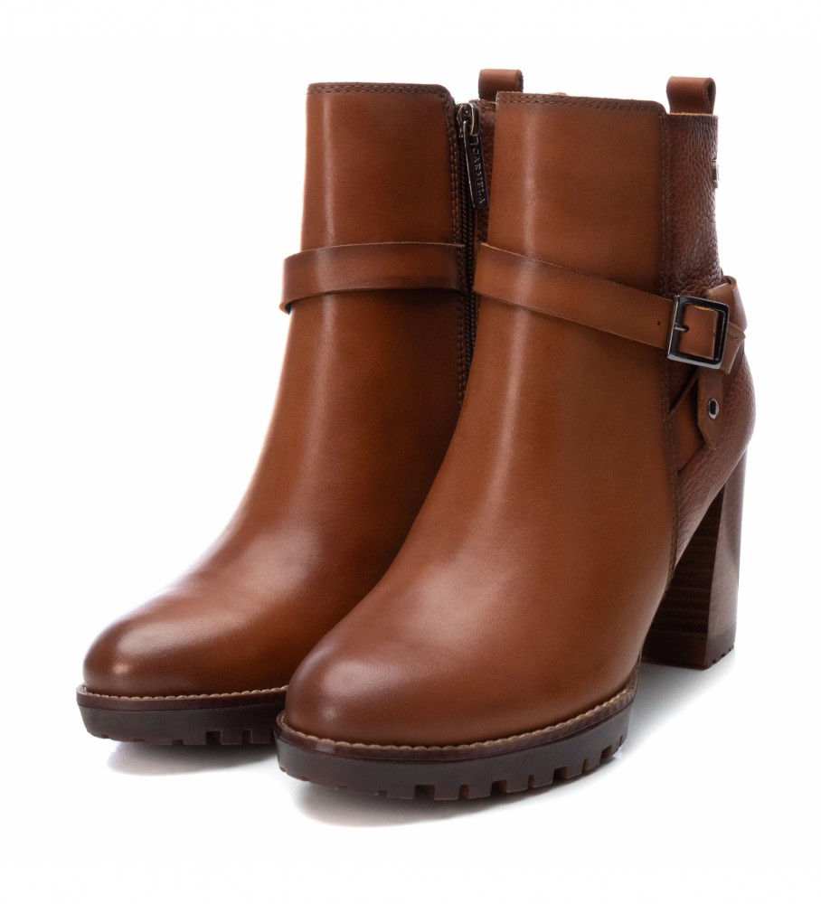 Botas de cano curto Carmela em couro marrom, modelo 160056 - Altura do salto: 8 cm -