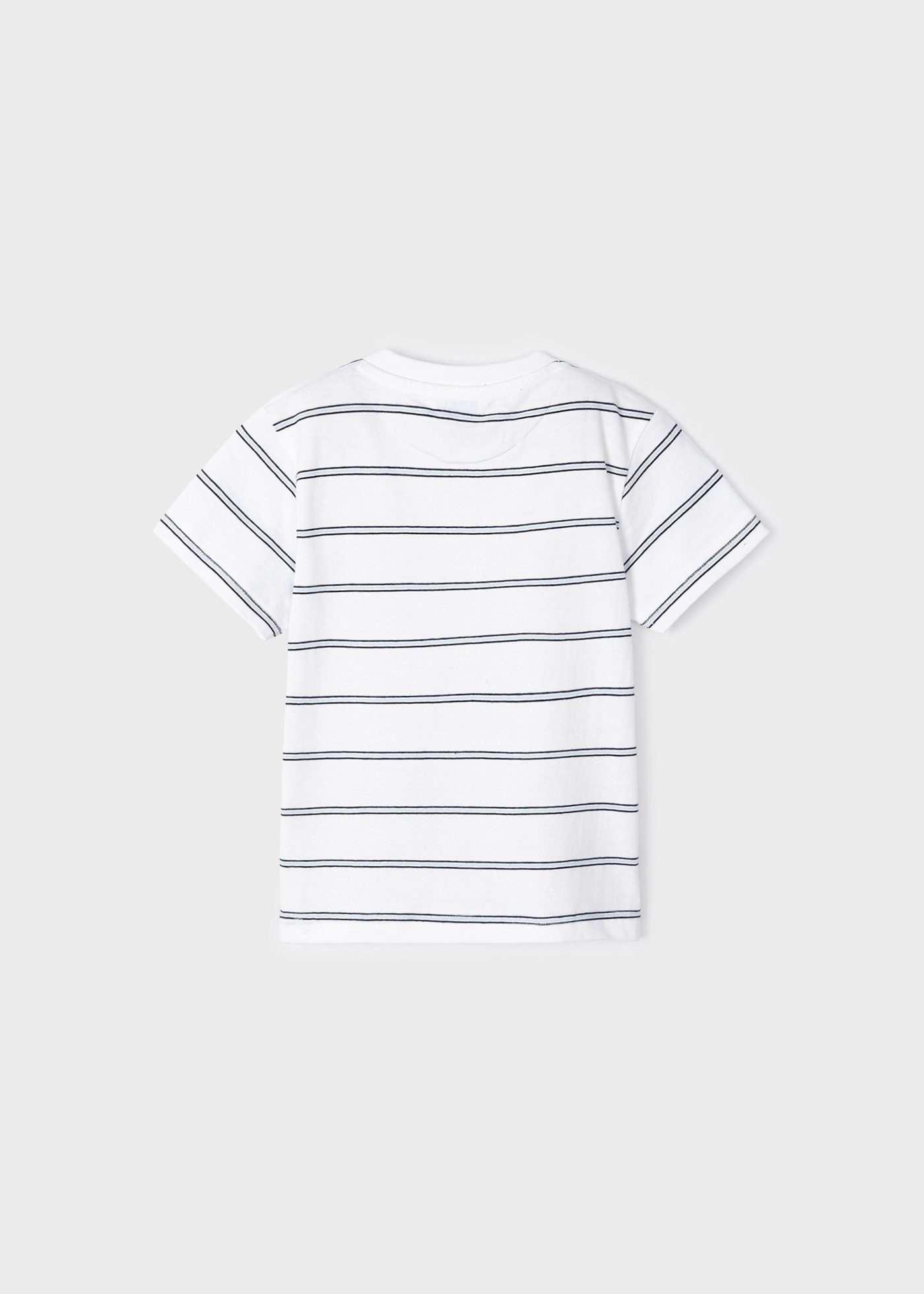 Camiseta infantil com bordados em algodão sustentável.
