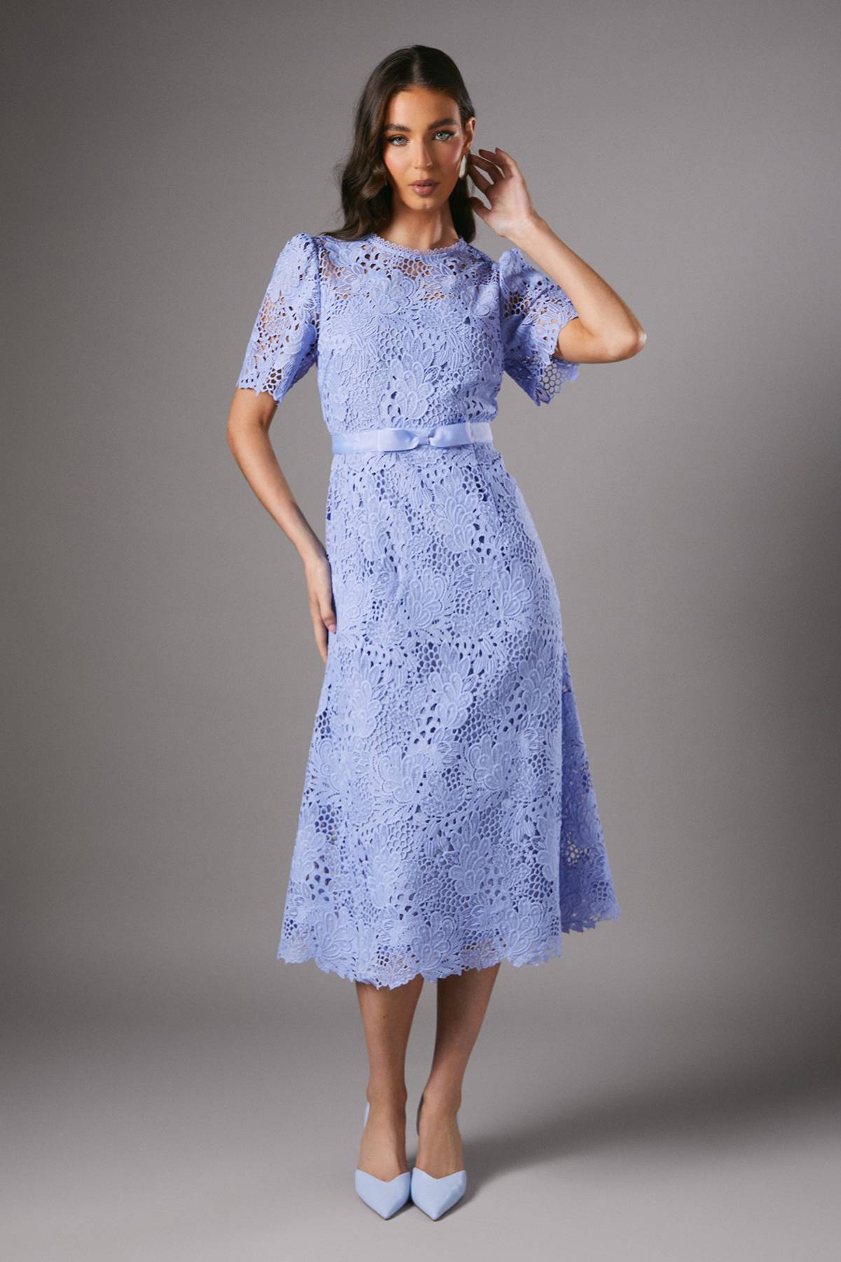 Coast Robe Mi-Longue en Dentelle avec Ceinture Nœud