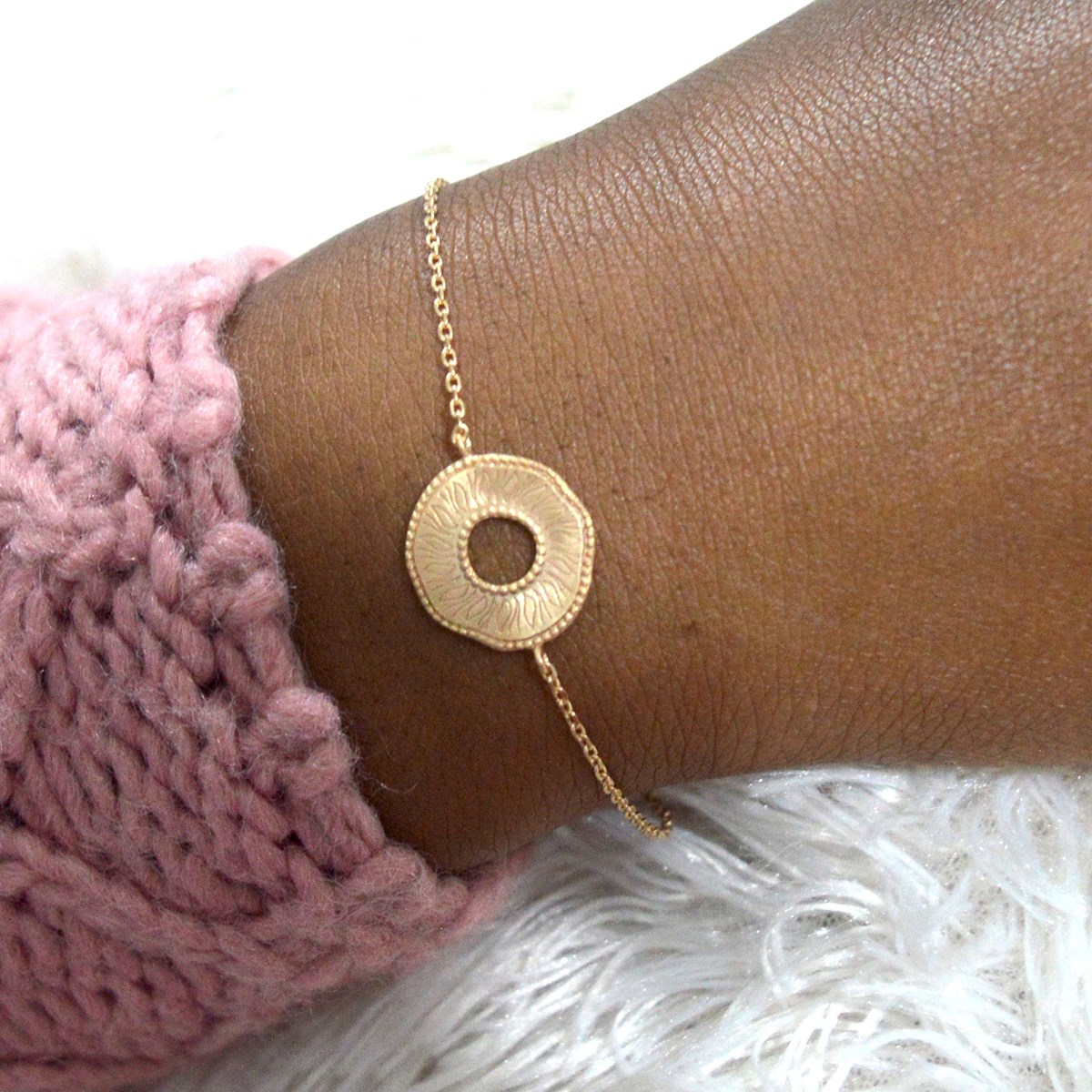 Bracelet femme pastille motif ciselé en plaqué or