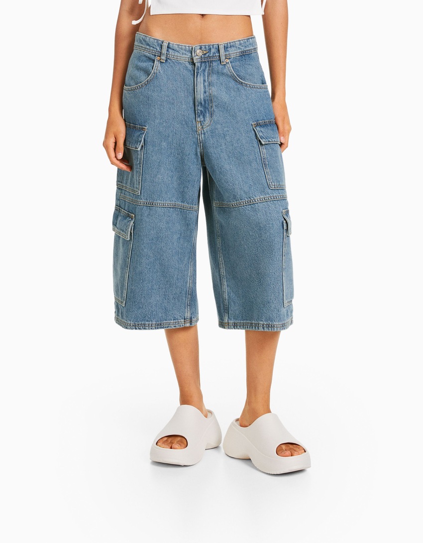 Bermuda cargo folgada em jeans