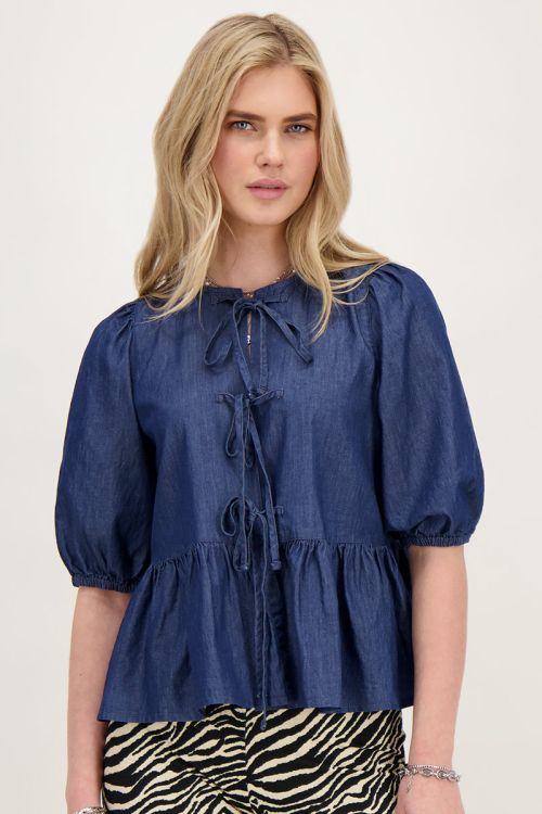 Blauwe denim top met strikjes en pofmouwen