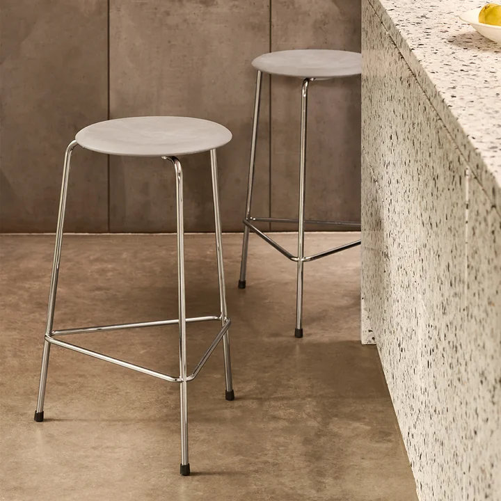 Fritz Hansen - High Dot Barhocker H 65 cm, Furnier Esche schwarz / Untergestell Chrom (4 Beine)