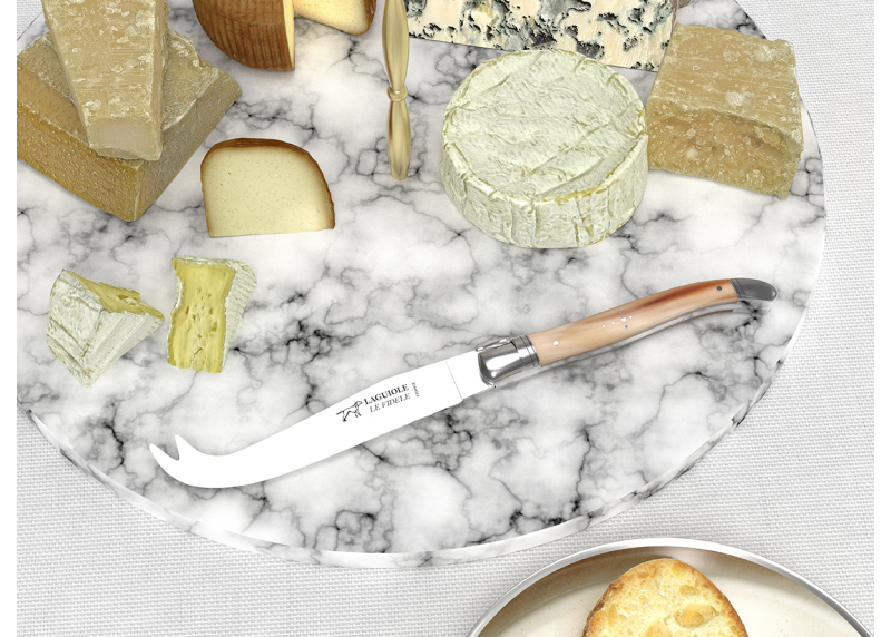 Couteau à fromage Laguiole avec un manche en pointe de corne blonde et mitres en acier inoxydable