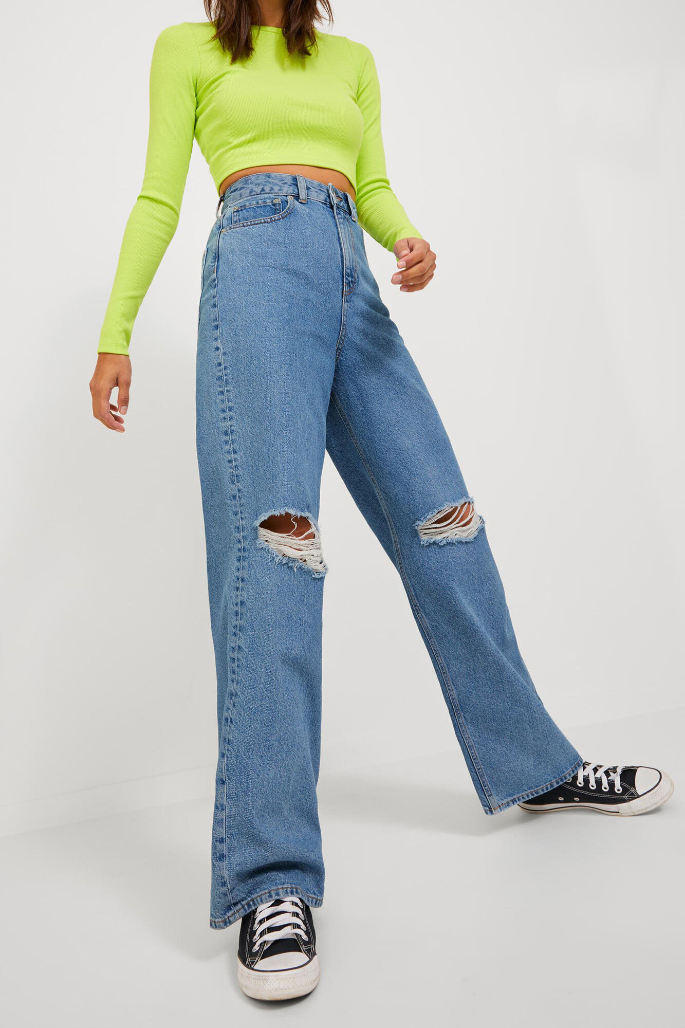 Calça jeans de perna larga com rasgos
