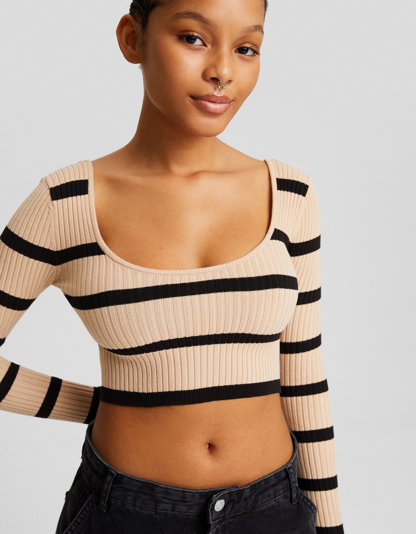 Suéter curto com decote profundo