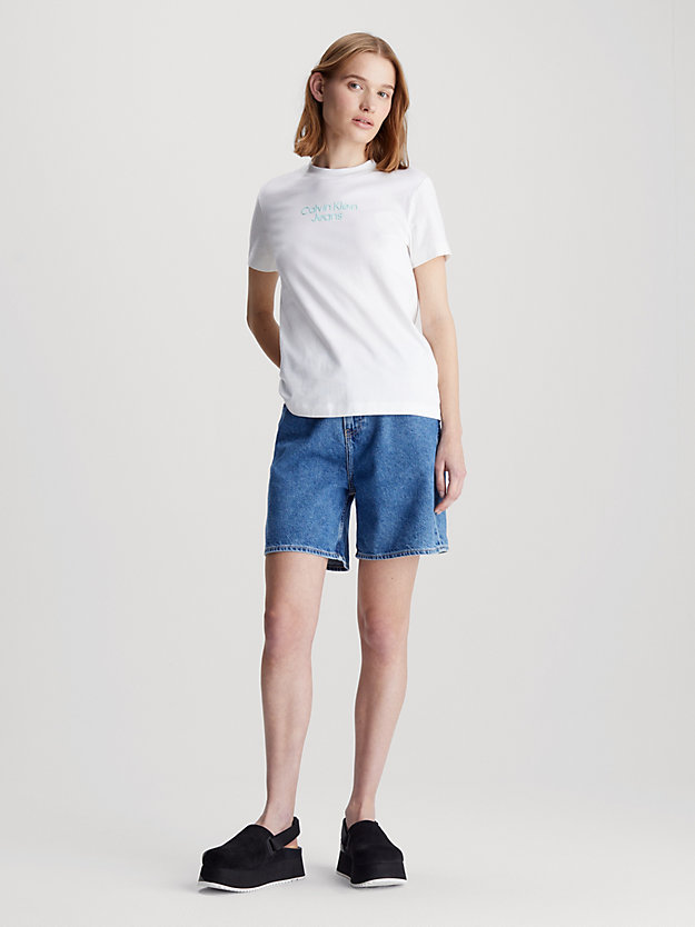 Camiseta com logotipo em relevo