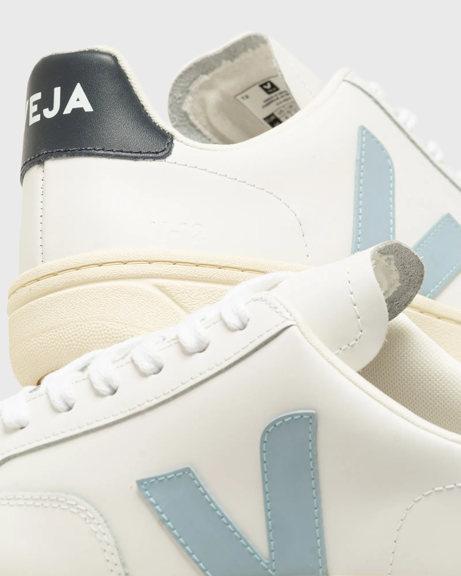Veja V-12 LEATHER