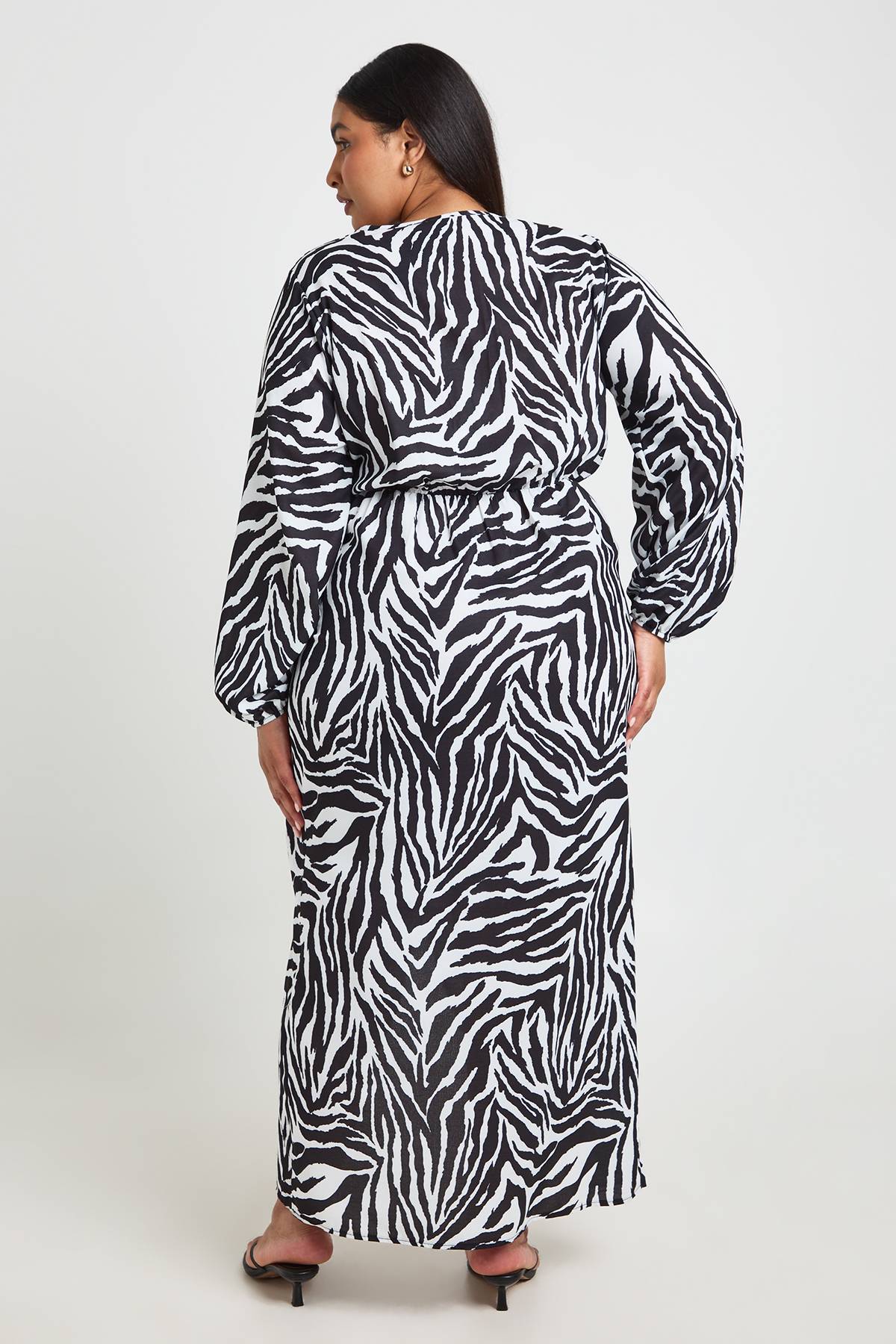 boohoo Robe Maxi Grande Taille À Motif Zébré Texturé Avec Détail Noué