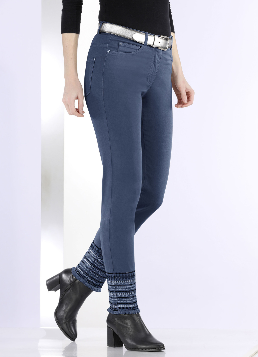 Hose mit aufwendiger Stickerei im Ethno-Stil