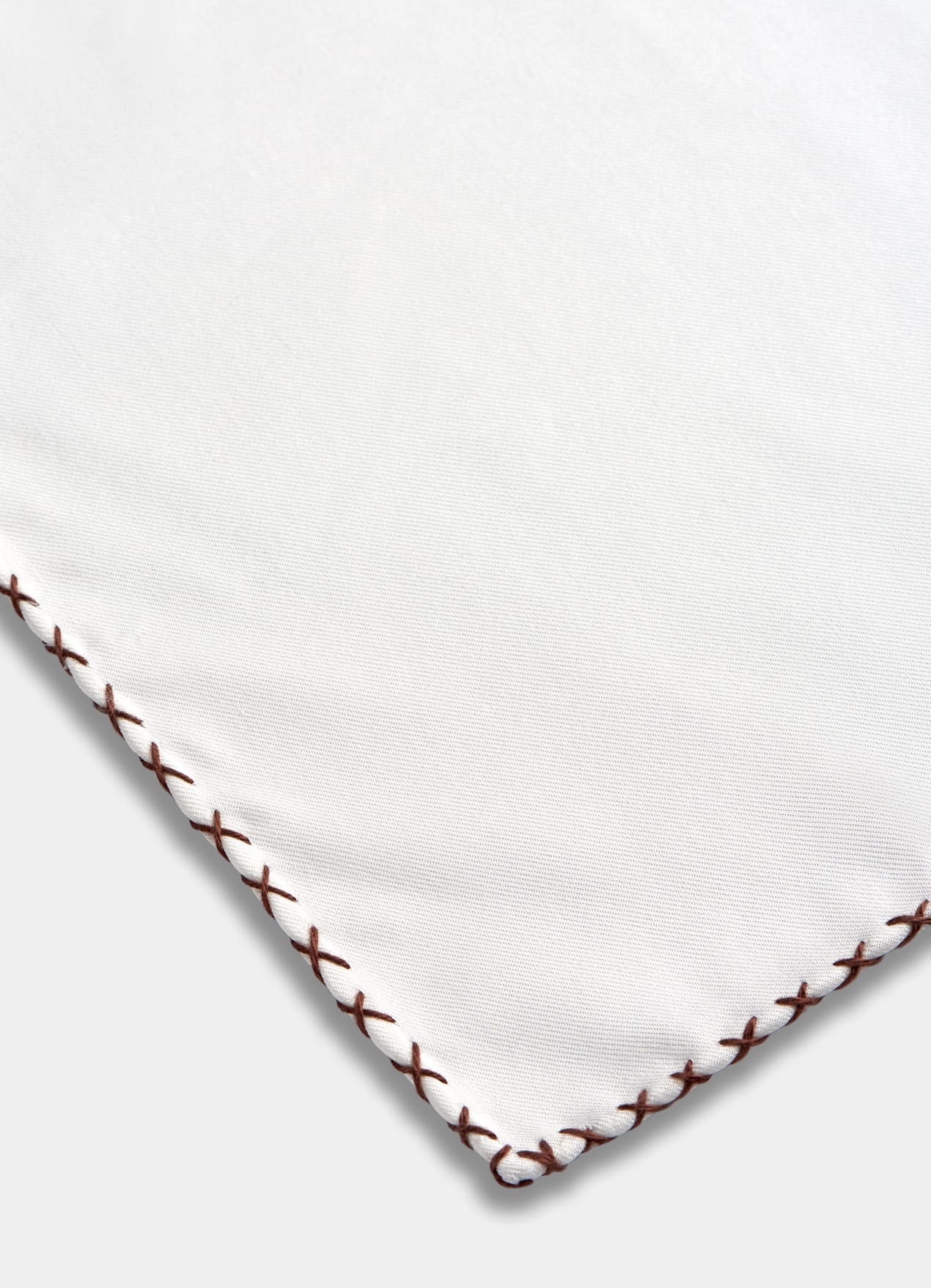 Pochette avec piqûre blanche sur les bordures