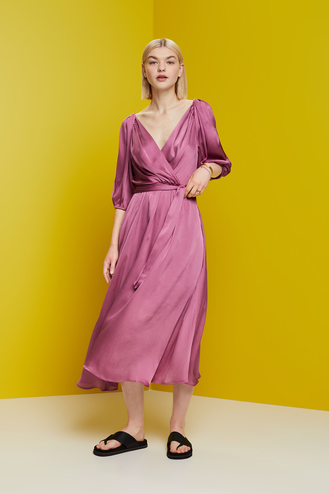 Vestido midi de cetim com mangas 3/4 - Roxo