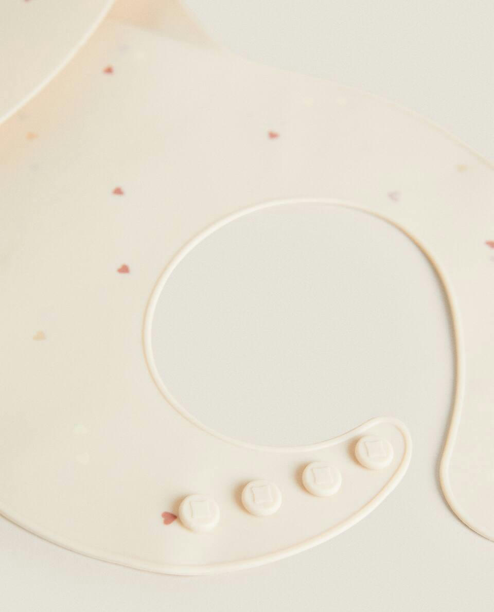 BABADOR DE SILICONE COM ESTAMPA DE CORAÇÃO