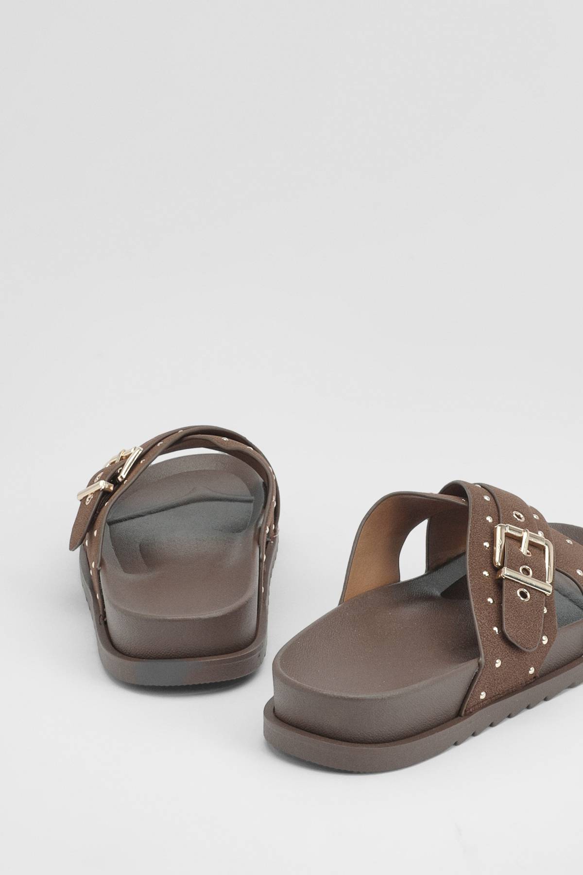 boohoo Mules À Semelle Anatomique Avec Brides Croisées En Synthétique Ornées De Clous