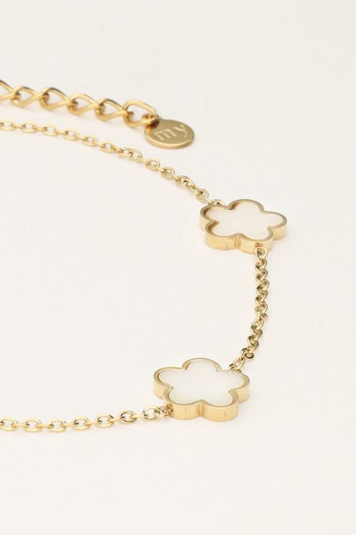 Minimalistische armband met drie parelmoer bloemen