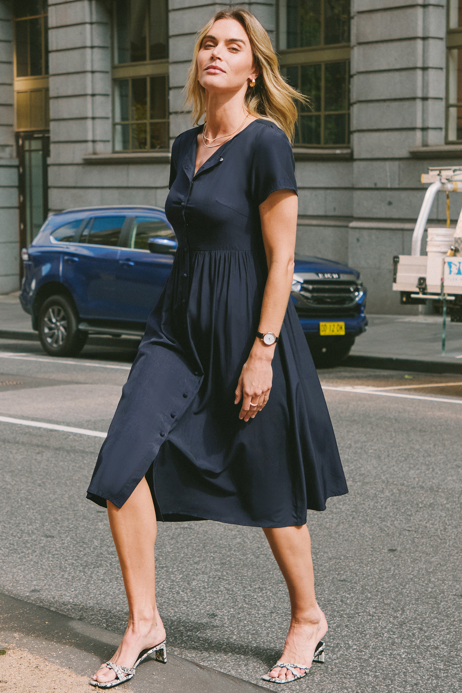Robe midi à manches courtes et boutons sur le devant noire