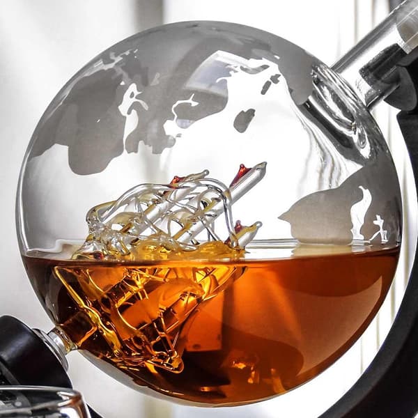 Karaffel med To Glass og Brett - Skip i Globus