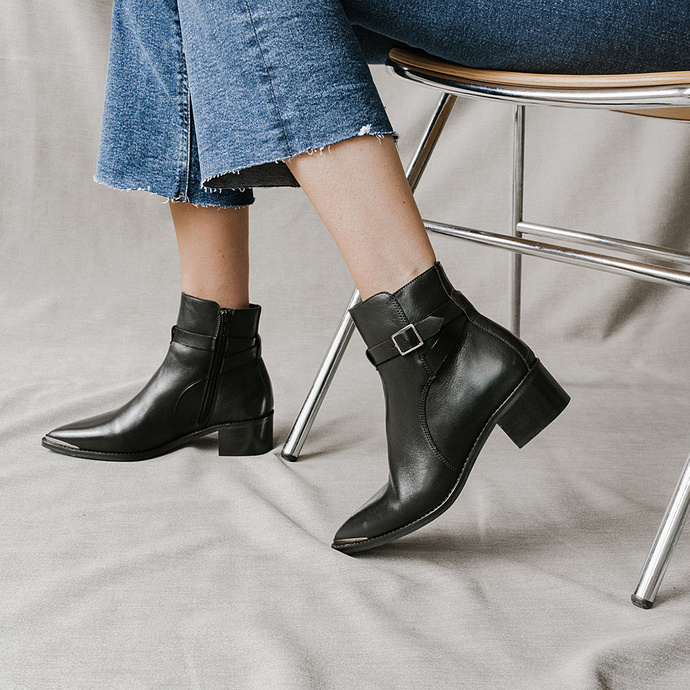 Boots à bouts pointus  en cuir noir